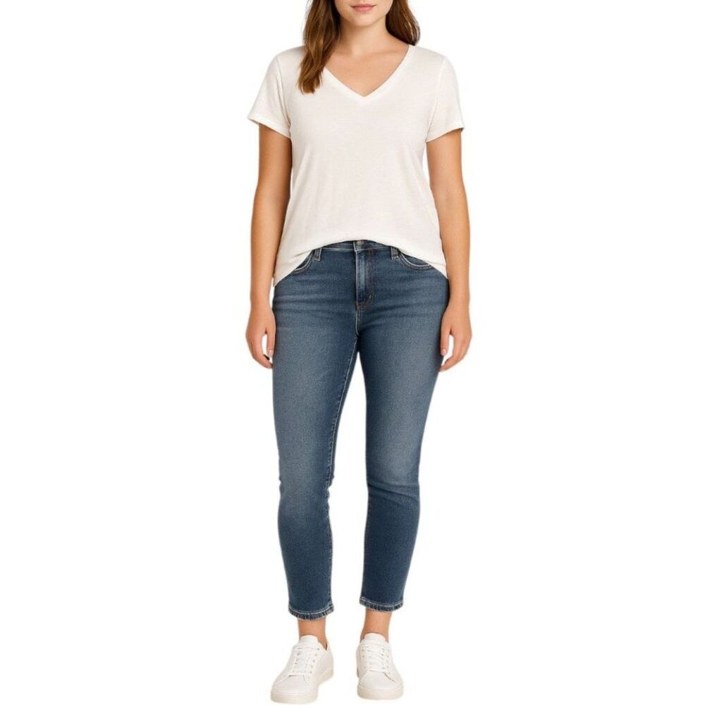 Elite Collection Women’s White V-Neck Short Sleeve T-Shirt | Size XL